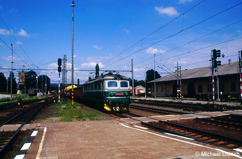 Bild: as Haupteinsatzgebiet der Baureihe 181 ist der Güterverkehr. 
Hier die 181 053 in Zabreh na Morave.