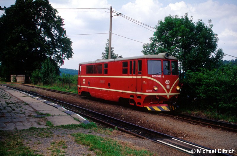 Bild: Die Schmalspurstrecke Tremesna - Osoblaha ist mit dem Normaltarif der CD benutzbar. Hier die 705 916 in Tremesna.