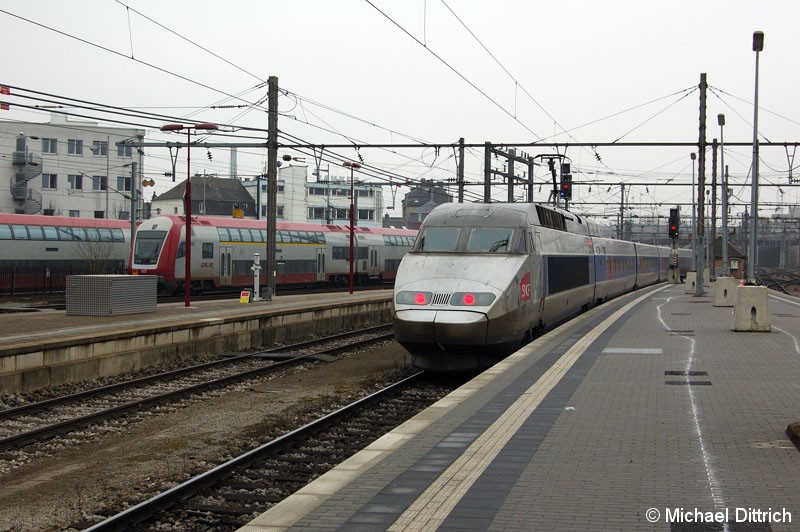 Bild: Ein TGV nach Paris verlässt den Bahnhof von Luxembourg.