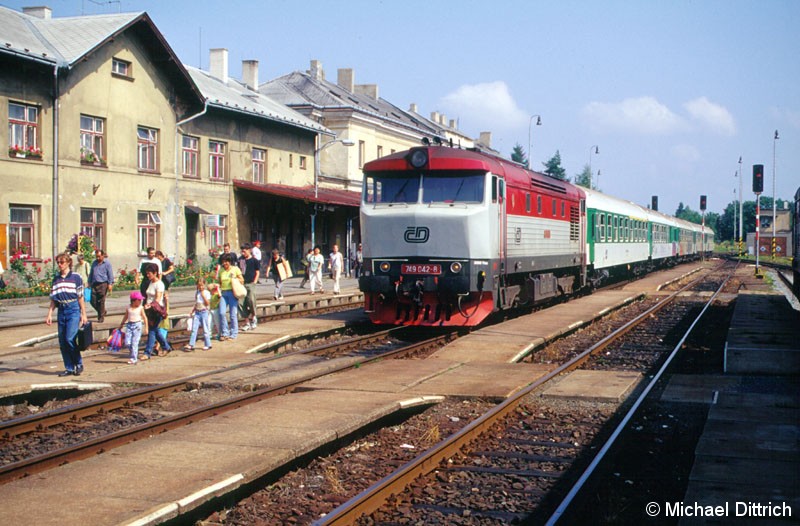 Bild: Die Farbvielfalt der Loks in Tschechien ist schon beeindruckend. Hier die 749 042 in Bruntal, mit dem Sp 1722.