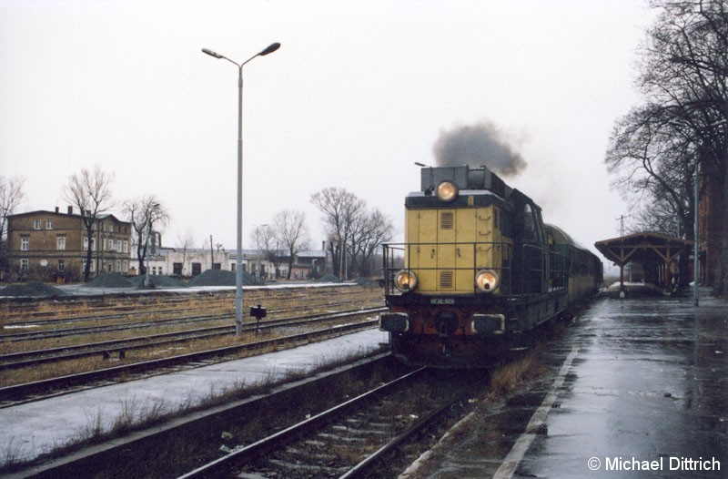 Bild: Mit großer Rauchfahne verlässt die SP 32-025 den Bahnhof Kamienna Góra.