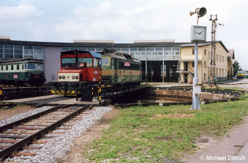Bild: 799 004 mit einer 163 auf der Drehscheibe.
Die kleine Lok ist eine Akkulok und kann nur 5 km/h fahren.