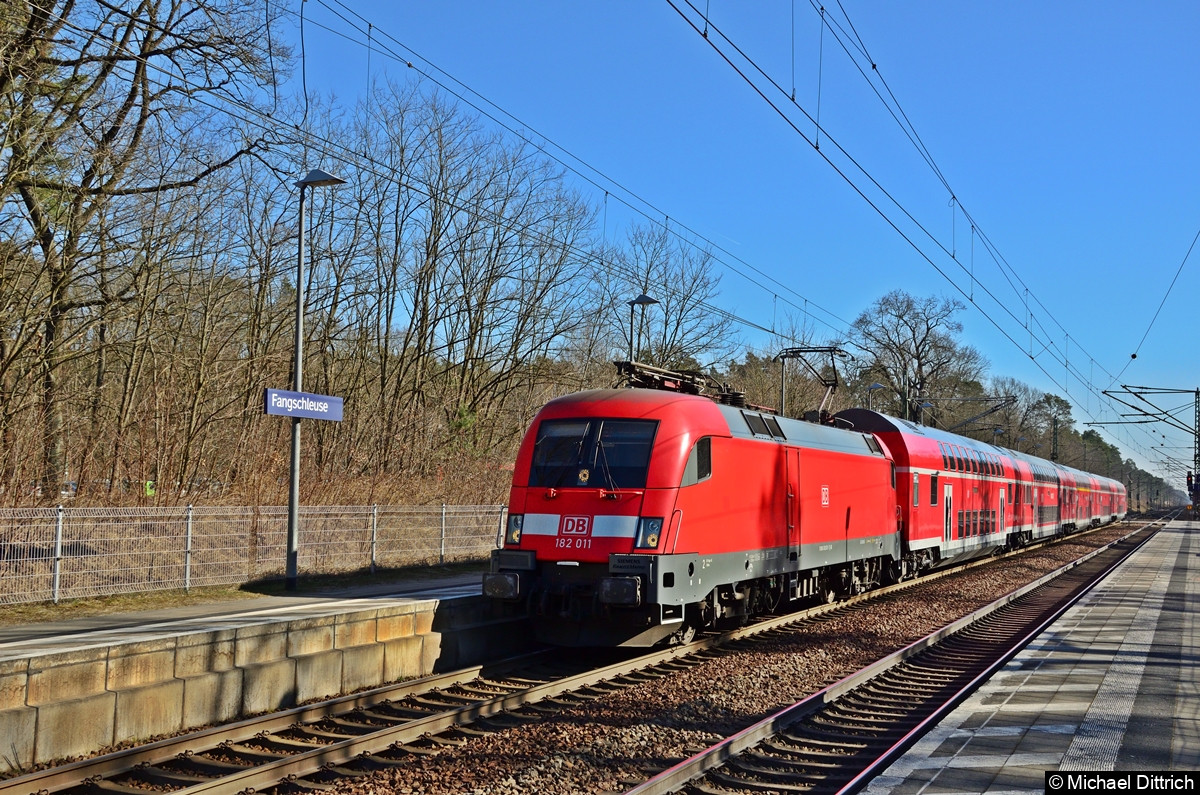 182 011 als RE 1 auf dem Weg nach Brandenburg Hbf. im Bahnhof Fangschleuse.