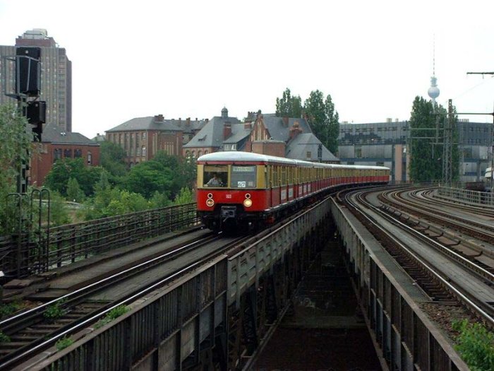 Bild: Einfahrt eines Zuges der Baureihe 477 aus Richtung Friedrichstraße.