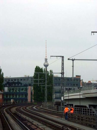 Bild: Blick auf den Fernsehturm. Das die Kugel auf dem Fahrleitungsmast steht, ist allerdings ein Gerücht.