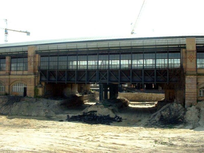 Bild: Blick auf eine Brücke des alten Bahnhofes.