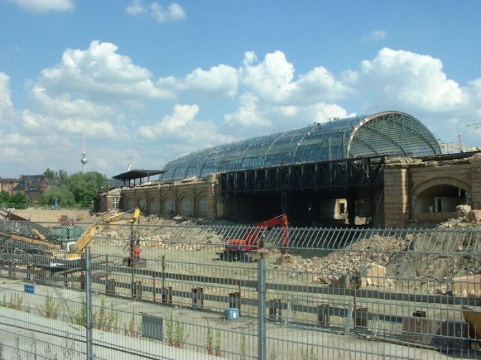 Bild: Blick in Richtung Charité. Im Hintergrund die neue Halle.