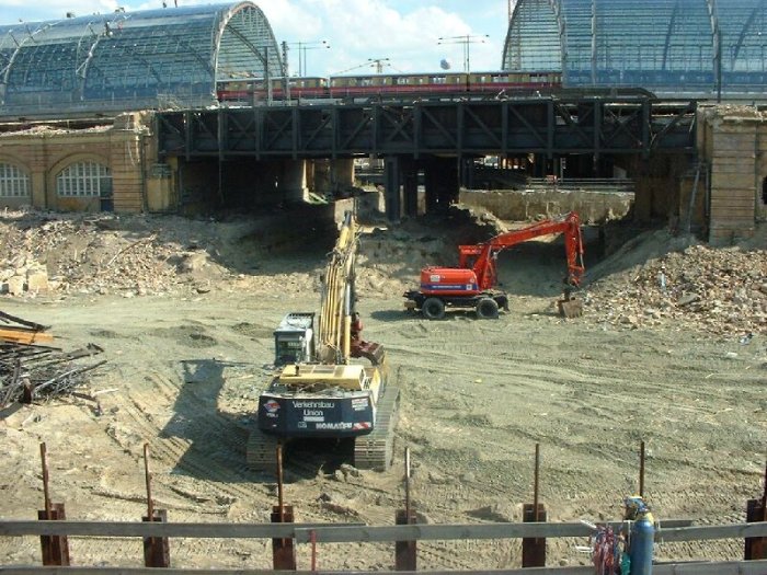 Bild: Die Brücke in der Mitte des Bahnhofs.