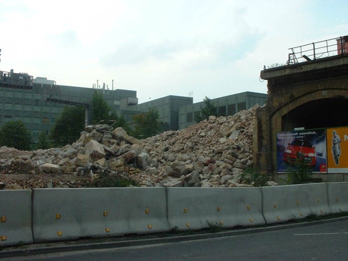 Bild: Da hier eine Straße verläuft, wird mit dem Abriss noch gewartet.