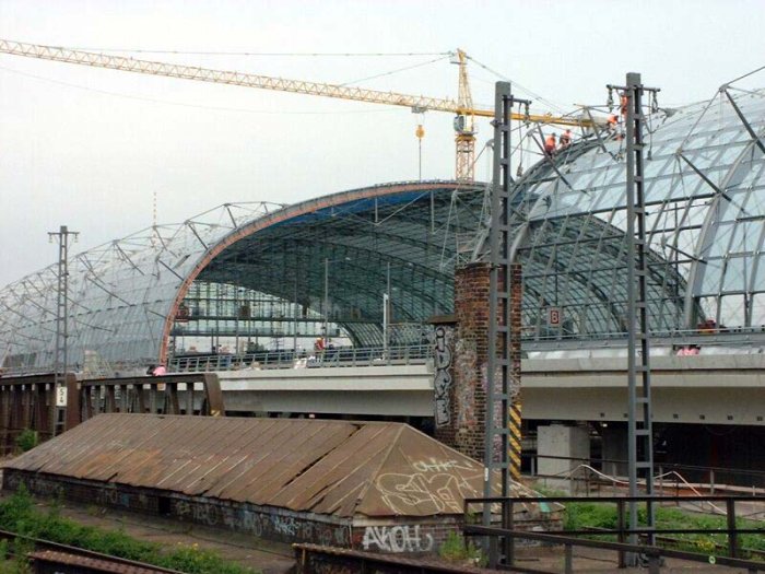 Bild: Noch wird in der Halle gebaut. Die Fernzüge fahren schon.