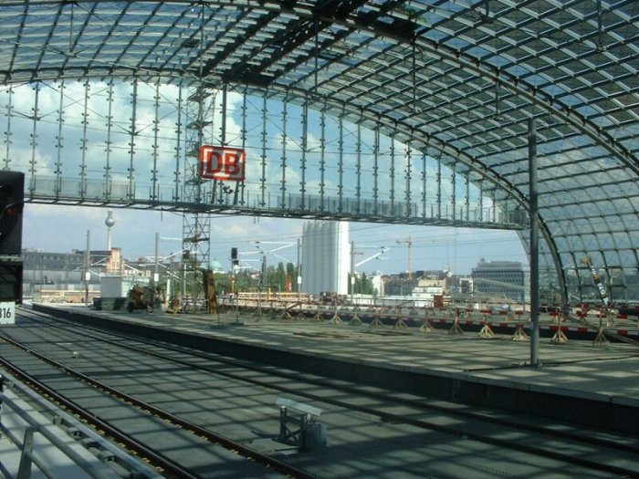 Bild: Blickrichtung Friedrichstraße und Fernbahn.