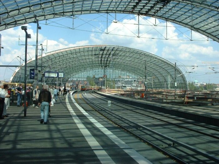 Bild: Blick in die Halle. Der ausfahrende Zug fährt in Richtung Friedrichstraße.