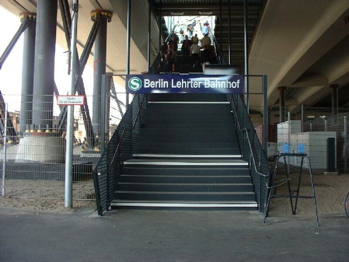 Bild: Der Eingang des S-Bahnhofes.