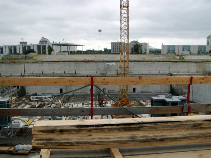 Bild: Blick zum Paul-Löbe-Haus, zur Schweizer Botschaft (Mitte) und zum Bundeskanzleramt.