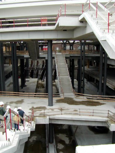 Bild: Blick durch das Zwischengeschoss zur alten Stadtbahntrasse (inzwischen abgerissen).