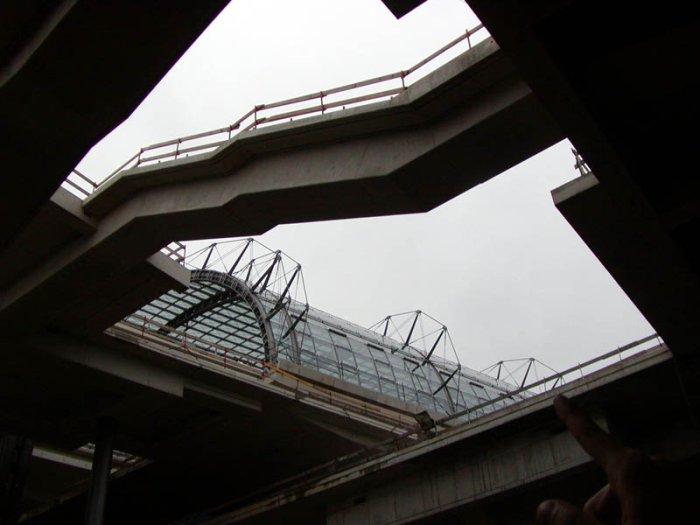 Bild: Blick hinauf zum oberen Bahnsteig.
