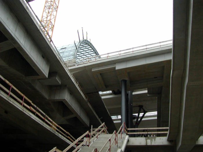 Bild: Blick hinauf zum oberen Bahnsteig.