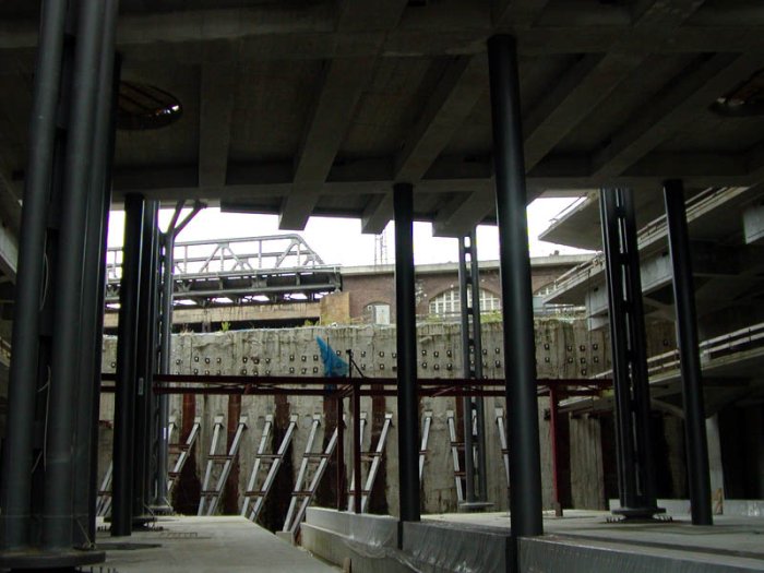 Bild: Blick auf dem unteren Bahnsteig zur nördlichen Tunnelwand (wird noch aufgebrochen).