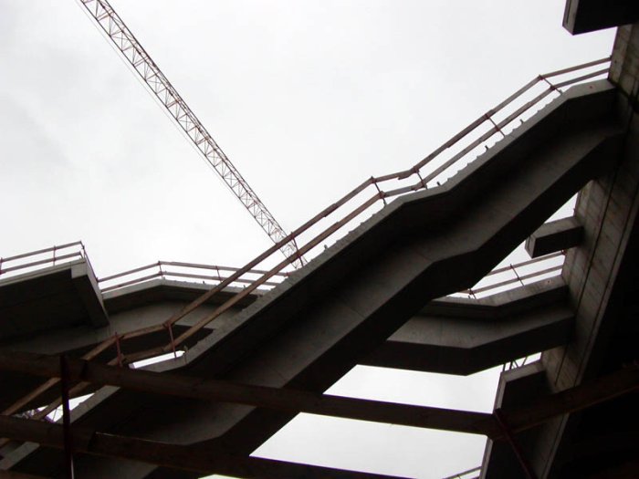 Bild: Unzählige Treppen verbinden die Ebenen.