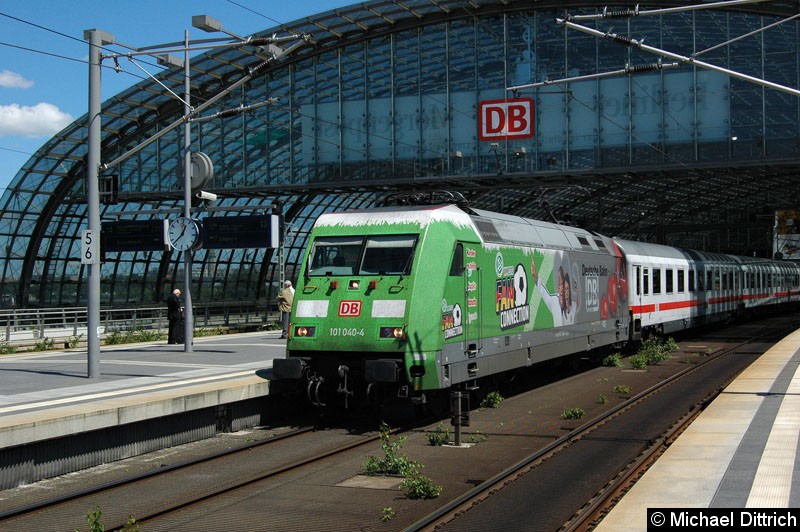 Bild: 101 040 als IC 144 in Berlin. Hbf.