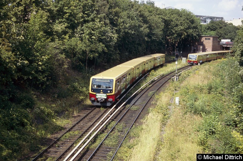 Bild: 481 502 auf dem Weg nach Nordbahnhof. 
Im Hintergrund der Bahnhof Humboldthain.