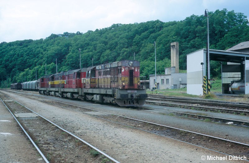 Bild: 4 mal 742 als Lokzug in Mlada Boleslav.
Im einzelnen heißen sie von vorne nach hinten:
742 169, 742 214, 742 170 und 742 171.