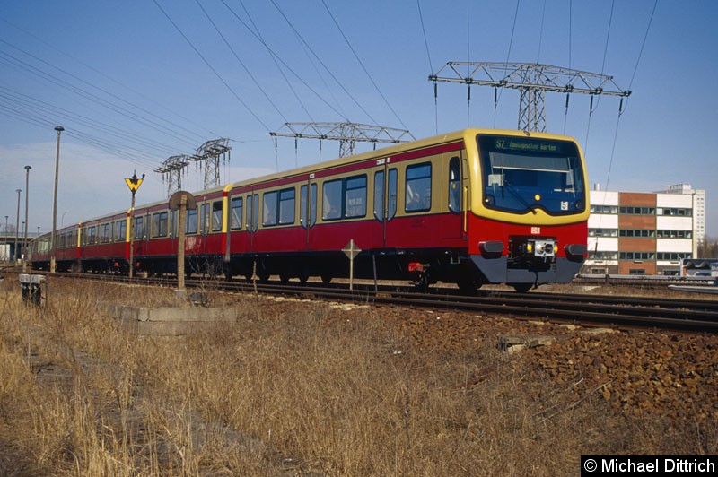 Bild: 481 329 als Linie S7 kurz vor dem Bahnhof Poelchaustraße.