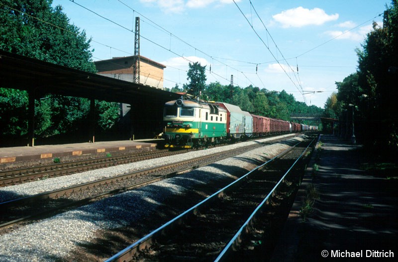 Bild: Mit einem Güterzug durchquert die 130 035 den dreigleisigen Bahnhof Praha-Klanovice.