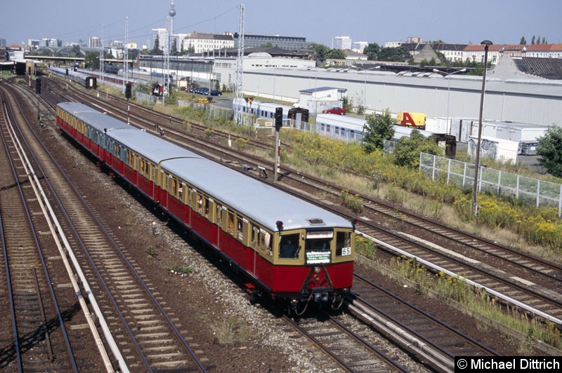 Bild: 80 Jahre S-Bahn. Der S-Bahn-Museumszug verließ den Bahnhof Warschauer Straße und unterquert gleich die Modersohnbrücke.