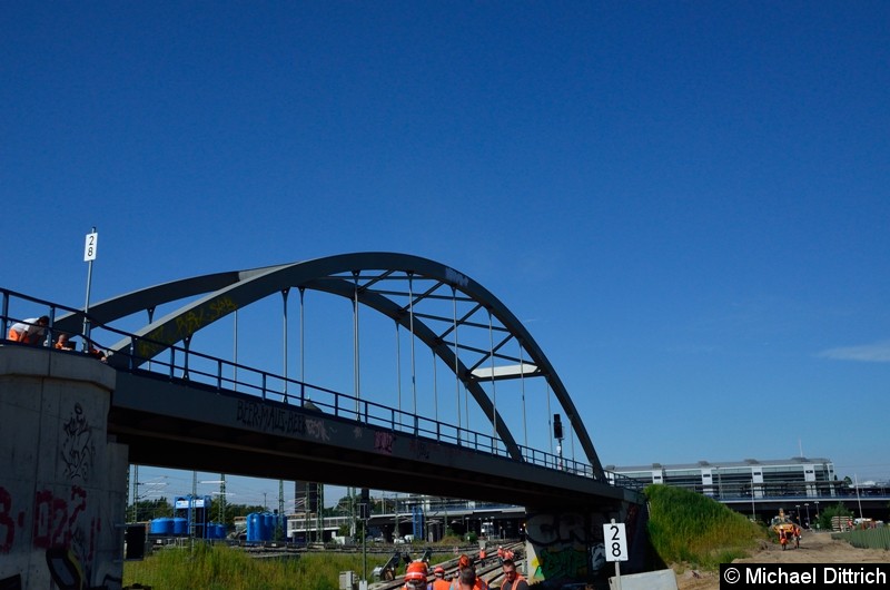 Vorhin guckten wir von der Brücke auf die Strecke. Nun machen wir das umgekehrt.