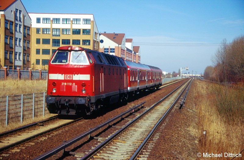 Bild: 219 112 auf dem Weg nach Tiefensee als sie am S-Bahnhof Mehrower Allee vorbeikam.