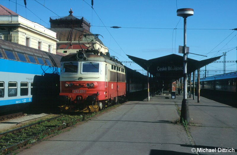 Bild: 242 211 steht in Ceske Budejovice den sie mit dem R 667 erreichte.