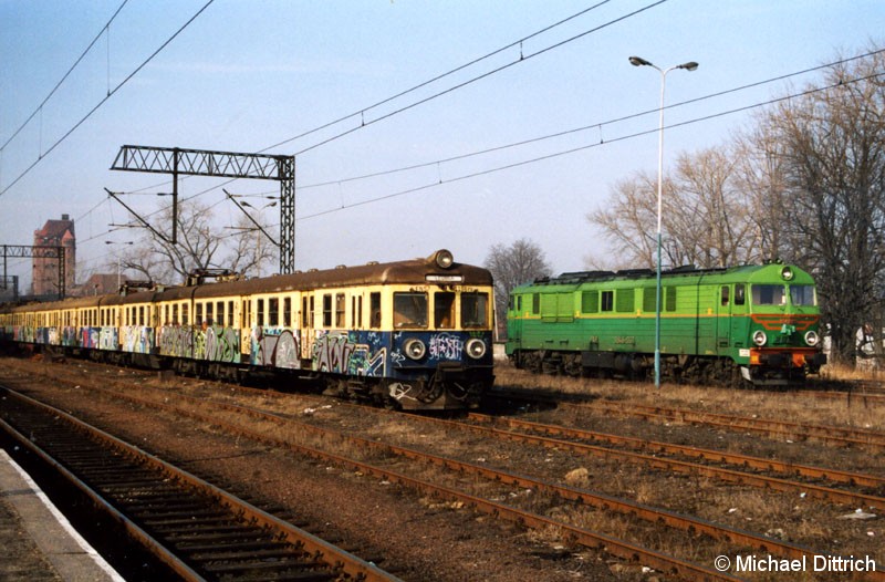 Bild: Abgestellt in Legnica standen auch die frisch lackierte SU 46-037 und der vollgeschmierte EN 57-1196.
