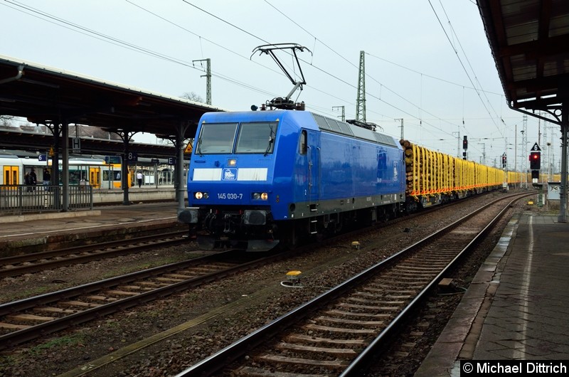 145 030-7 fährt mit einem Güterzug in Stendal durch.