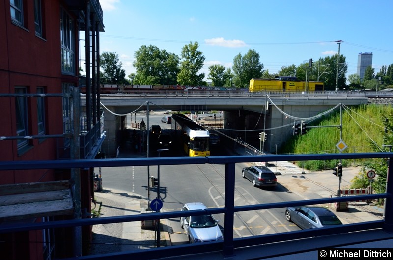 Bild: Blick auf die Karlshorster Straße. Über die im Hintergrund liegende Brücke sind die Teilnehmer vorhin gelaufen.