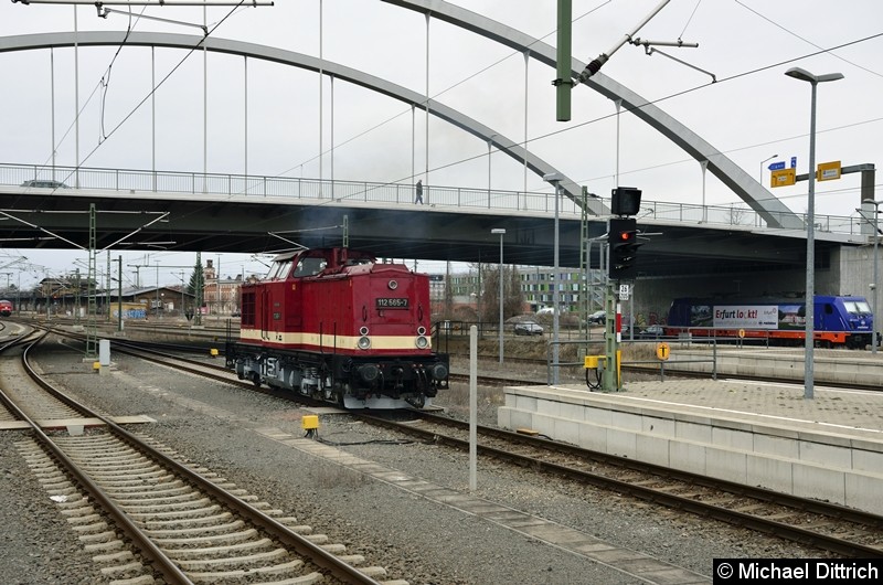 112 565-7 beim Rangieren in Dessau Hbf.