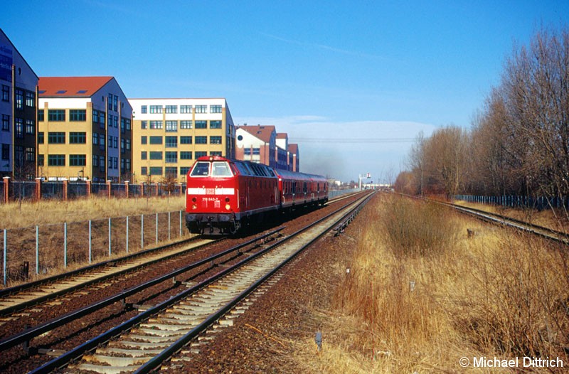 Bild: 219 043 auf dem Weg nach Berlin-Lichtenberg, aufgenommen vom S-Bahnhof Mehrower Allee.