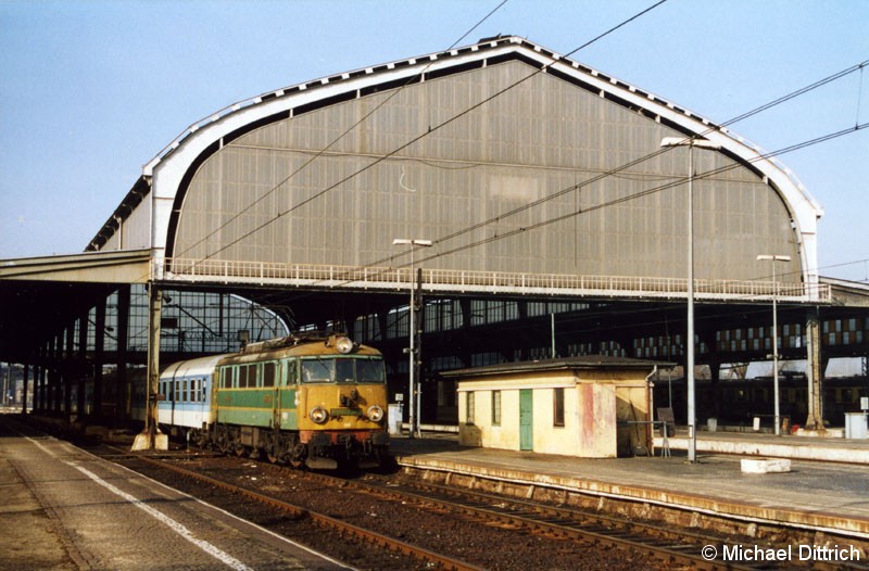 Bild: Im alten Stil präsentiert sich der Bahnhof Legnica. 
Eine kleine Pause macht die EU 07-114 mit einem IR aus Dresden auf diesem Bahnhof. 
Kurz danach wird sie weiter nach Wroclaw fahren.