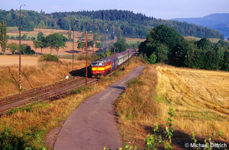 Bild: Am 07.09.2003 sind wir ins Egertal aufgebrochen. 
Hier erwischten wir die 749 102 bei Hajek, die den Nachtzug Excelsior zieht.