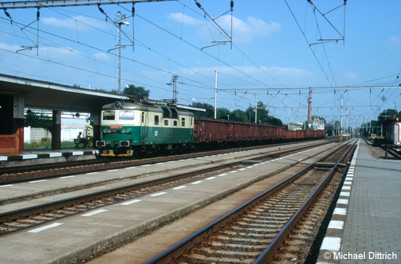 Bild: 130 032 mit einem Güterzug bei der Durchfahrt in Prelouc.