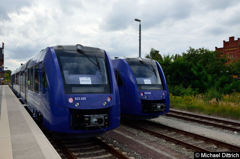 Bild: Eine etwas kleiner Version ist der LINT 54. Auch er wird von der Ostdeutschen Eisenbahn auf der RB 51 getestet.

Hier als RB 51 in Rathenow.