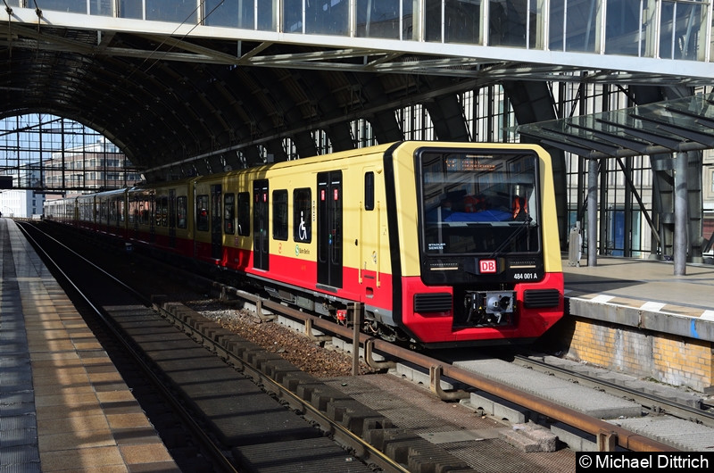 484 001 + 484 004 als Linie S3 im Bahnhof Alexanderplatz.