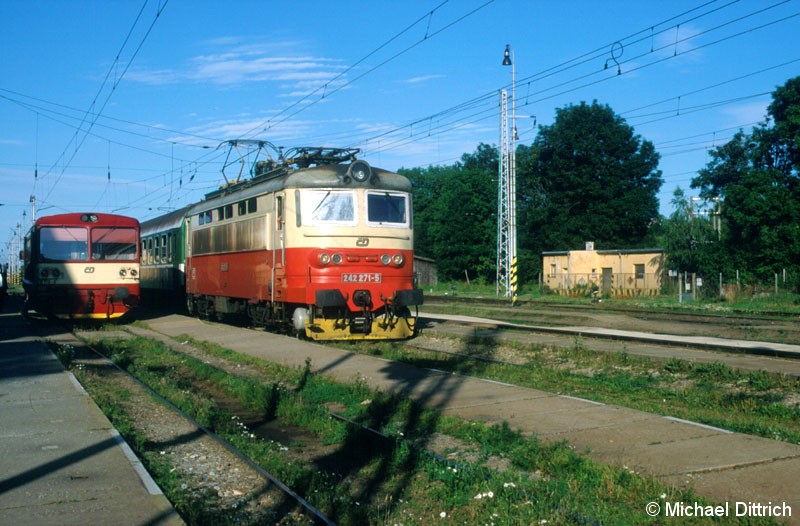 Bild: Mit dem Os 8008 traf am 04.07.2004 die 242 271 in Strakonice ein.
