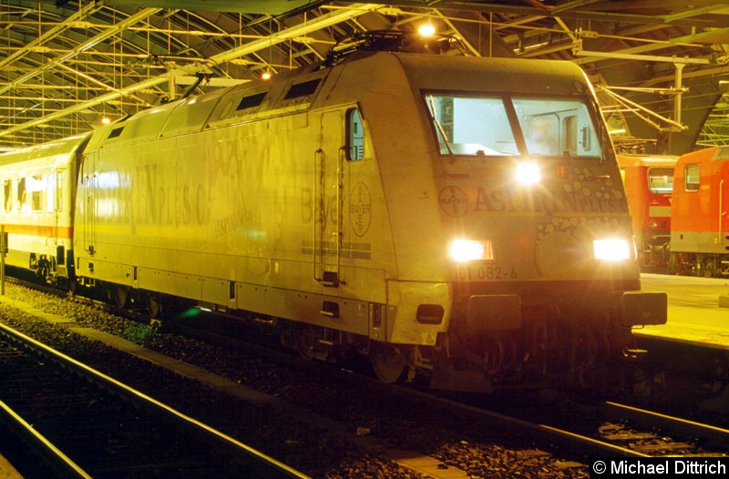 Bild: Die 101 082 als eine der Werbeloks für Aspirin von Bayer. 
Hier in Berlin Ostbahnhof.