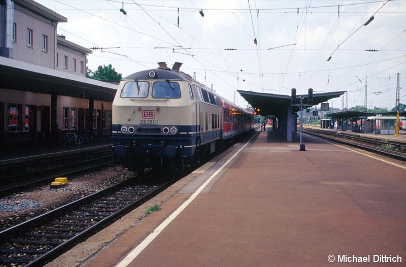Bild: 218 391 fährt gerade in Heilbronn Hbf. ab.