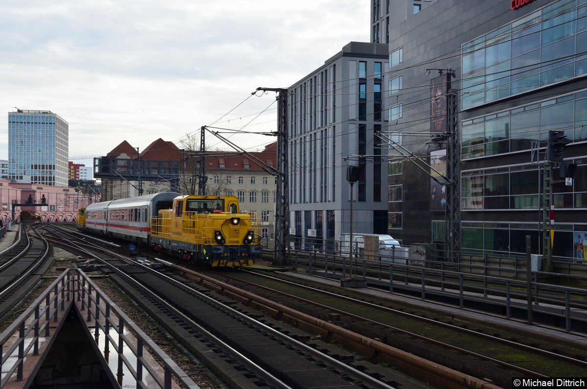 Bild: 1004 502 mit zwei Reisezugwagen und 1004 501 am anderen Ende auf dem Weg nach Berlin-Charlottenburg.
1004 501 kommt aus Berlin-Grunewald zurück nach Berlin-Charlottenburg.
Am 16. Februar 2024 lud die DB InfraGo zu einer Bewerbungsfahrt ein.