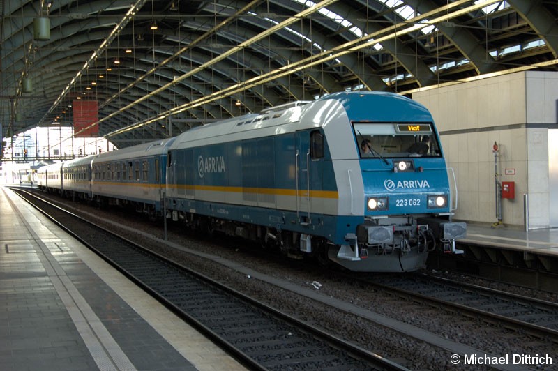 Bild: Den Voglandexpress zieht hier die 223 062 durch Berlin Ostbahnhof.