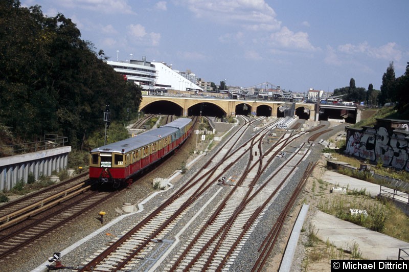 Bild: Anlässlich des 80. Geburtstag der elektrischen S-Bahn Berlin fanden zahlreiche Fahrten statt. Hier verlässt der S-Bahn-Museumszug den Bahnhof Gesundbrunnen.