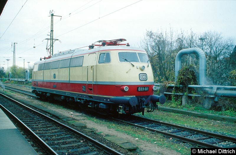 Bild: Abgestellt auf ihren Einsatz wartet die E03 001 in Erfurt Hbf.