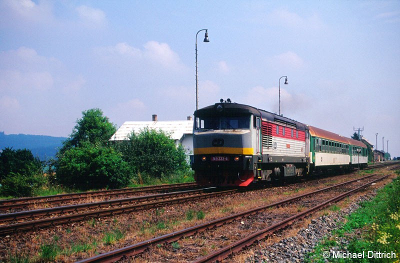 Bild: Etwas übermotorisiert ist dieser Zug, den die 749 222 ab Bratnice zieht.